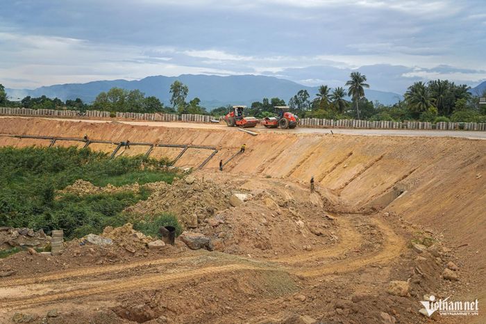 Tại nút giao sẽ bao gồm 4 nhánh rẽ phải trực tiếp (được hoàn thiện từ phần đã đầu tư) và bổ sung mới 4 nhánh rẽ trái gián tiếp. Toàn bộ các nhánh rẽ được thiết kế với bề rộng từ 8m đến 10,5m, đảm bảo an toàn cho các phương tiện chuyển làn và nhập làn.