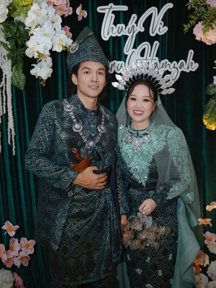 Cặp đôi diện lễ phục Malaysia trong đám cưới ở Việt Nam