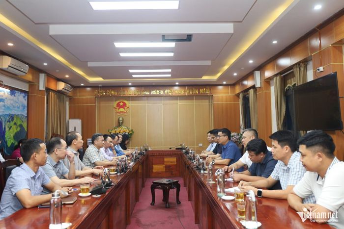 Đoàn công tác lắng nghe ý kiến, trao đổi với lãnh đạo các xã về những khó khăn, vướng mắc.  Ảnh: Vũ Mừng