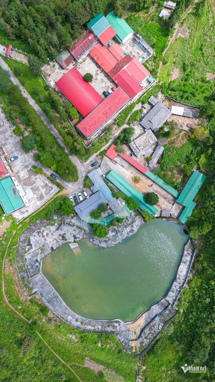 Hồ treo là công trình chứa nước mang tính thụ động, chủ yếu tận dụng nguồn nước mặt tích trữ trong mùa mưa để sử dụng vào mùa khô. Tuy nhiên, do phụ thuộc vào lượng mưa và khả năng tích nước, nguồn nước từ các hồ này không phải lúc nào cũng đáp ứng đủ nhu cầu sử dụng. Ảnh: Vũ Mừng