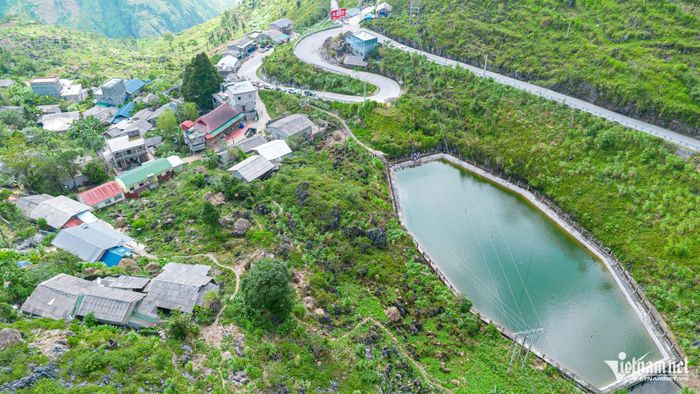 Công trình hồ treo được xây dựng trên Cao nguyên đá Đồng Văn. Ảnh: Vũ Mừng