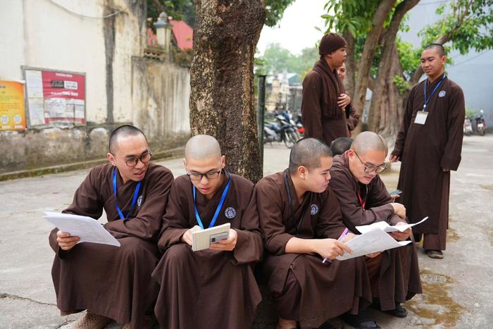 Cùng với sự phát triển của các tổ chức tôn giáo, nhu cầu đào tạo, bồi dưỡng đội ngũ chức sắc, chức việc, nhà tu hành ngày càng được chú trọng. Ảnh: Trường Trung cấp Phật học Hà Nội