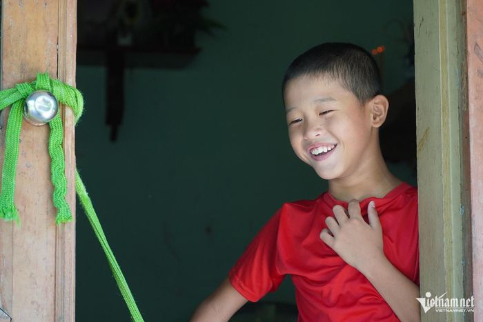 Chinh thường xuyên lên cơn động kinh. Đã 8 tuổi nhưng không nói được, mọi sinh hoạt từ ăn uống, vệ sinh cá nhân của Chinh đều cần người chăm sóc