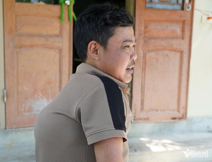 Bị khuyết tật ở lưng, anh Bạn không thể lao động nặng, ở nhà trông con trai bệnh tật