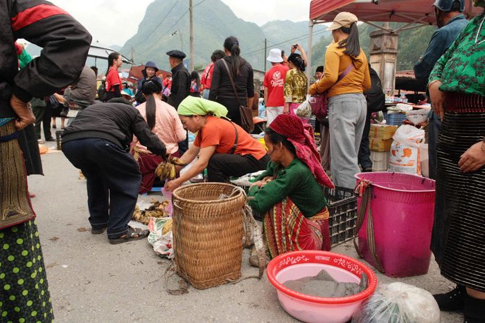 Anh Hiệp thích thú trước khung cảnh buôn bán nhộn nhịp, mang đậm nét văn hóa vùng cao ở phiên chợ lùi độc đáo bậc nhất Tuyên Quang