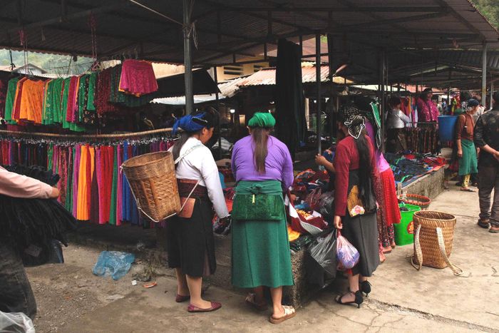 Chợ phiên Phố Cáo không lấy các ngày cuối tuần (thứ 7, Chủ nhật) làm ngày họp cố định như những phiên chợ khác trên cao nguyên đá Đồng Văn. Chợ họp theo chu kỳ mỗi tuần lùi lại một ngày