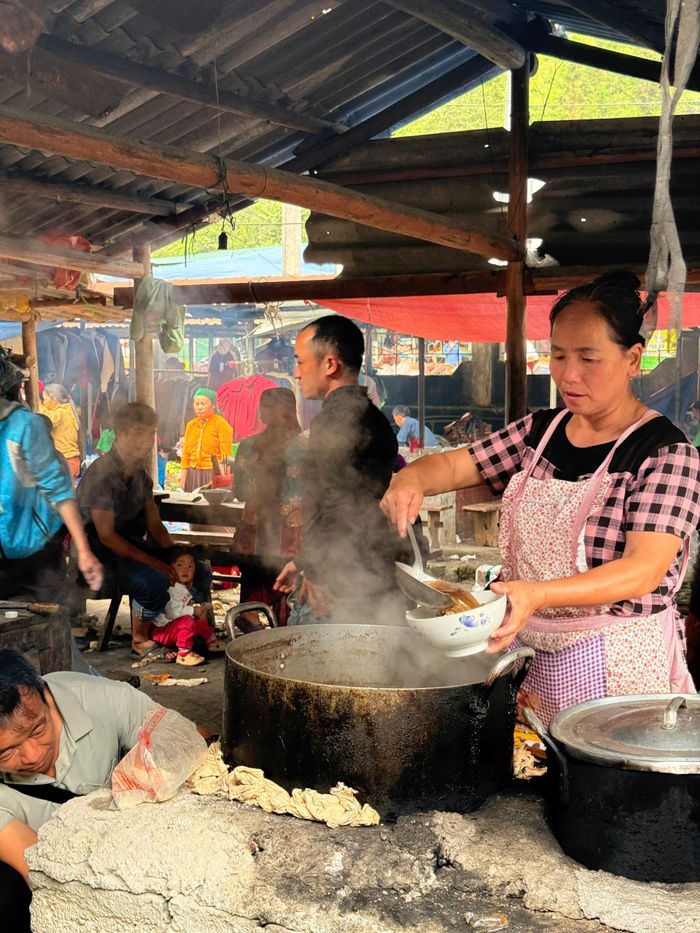 Trong chợ có nhiều gian hàng ăn uống, phục vụ các món đặc trưng bản địa với giá bình dân