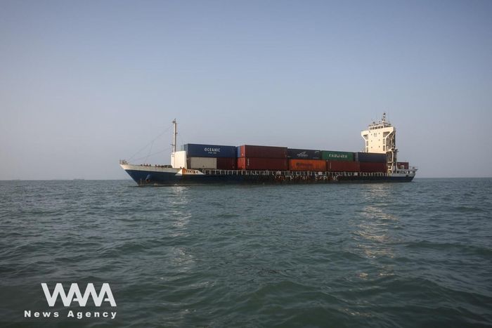 Một tàu hàng di chuyển tại eo biển Hormuz. Ảnh: WANA