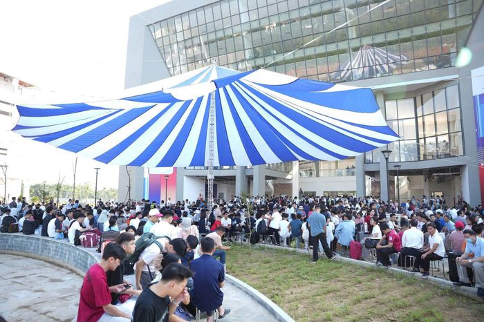 Theo thông báo của ĐHQGHN, năm học 2026-2027 sẽ có khoảng 17.000 sinh viên học tập tại Hòa Lạc, đặt ra bài toán về giao thông, chỗ ở, dịch vụ và điều kiện làm việc. Ảnh: ĐHQGHN
