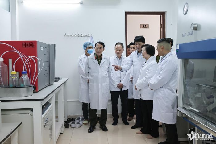 Phó Thủ tướng Phạm Thị Thanh Trà và đoàn công tác kiểm tra tại Trung tâm Giám định ADN.