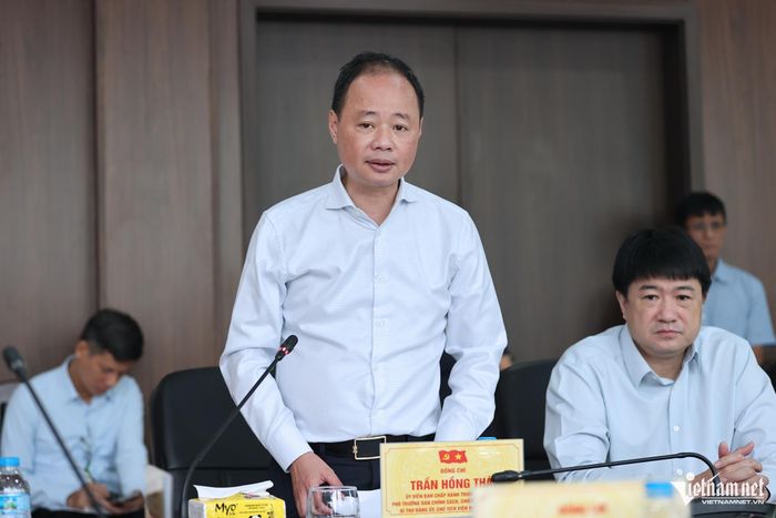 Chủ tịch Viện Hàn lâm Khoa học và Công nghệ Việt Nam Trần Hồng Thái báo cáo tại buổi làm việc.