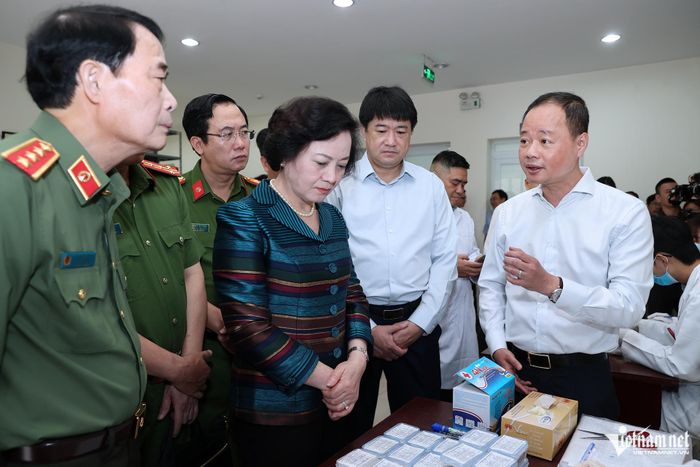 Phó Thủ tướng Phạm Thị Thanh Trà, Trưởng Ban Chỉ đạo quốc gia 515 tới thăm, kiểm tra thực tế tại Trung tâm Giám định ADN.