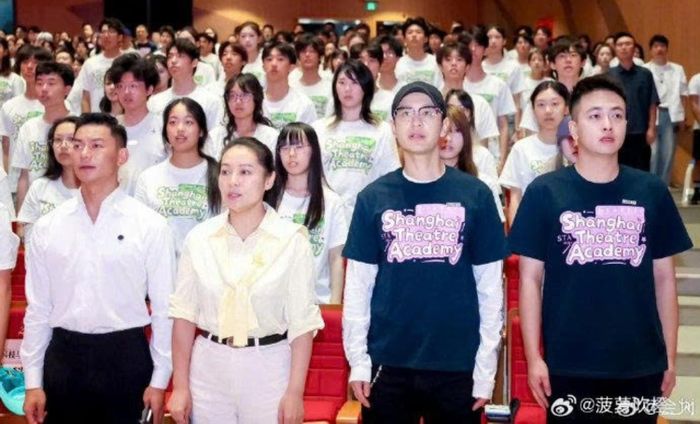 Nam diễn viên trong hội trường.