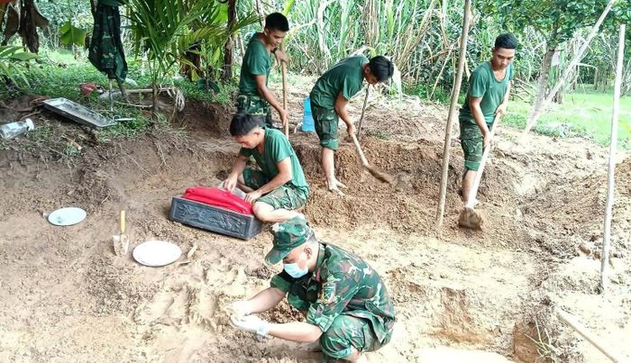 Lực lượng chức năng tổ chức tìm kiếm hài cốt liệt sĩ. Ảnh: A. Cường