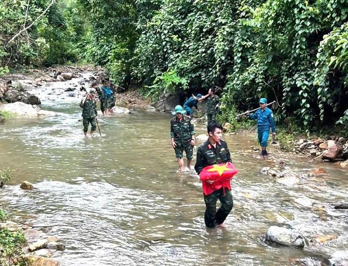 Hài cốt liệt sĩ được đưa ra khỏi rừng già để an táng. Ảnh: H.V