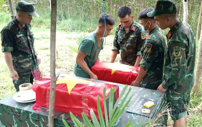 Các hài cốt liệt sĩ được quy tập. Ảnh: A. Cường