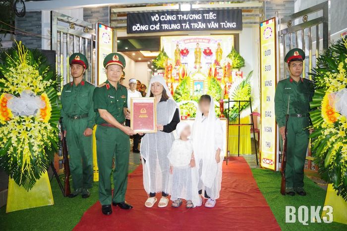 Trung tướng Lương Văn Kiểm, Tư lệnh Quân khu 3 trao quyết định truy thăng quân hàm của Bộ trưởng Bộ Quốc phòng cho thân nhân của Trung tá Trần Văn Tùng. Ảnh: Báo Quân khu 3