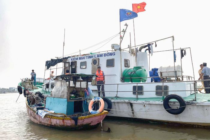 Tàu cá vi phạm được đưa về bờ để lập biên bản, xử lý. Ảnh: Tiến Ngọc