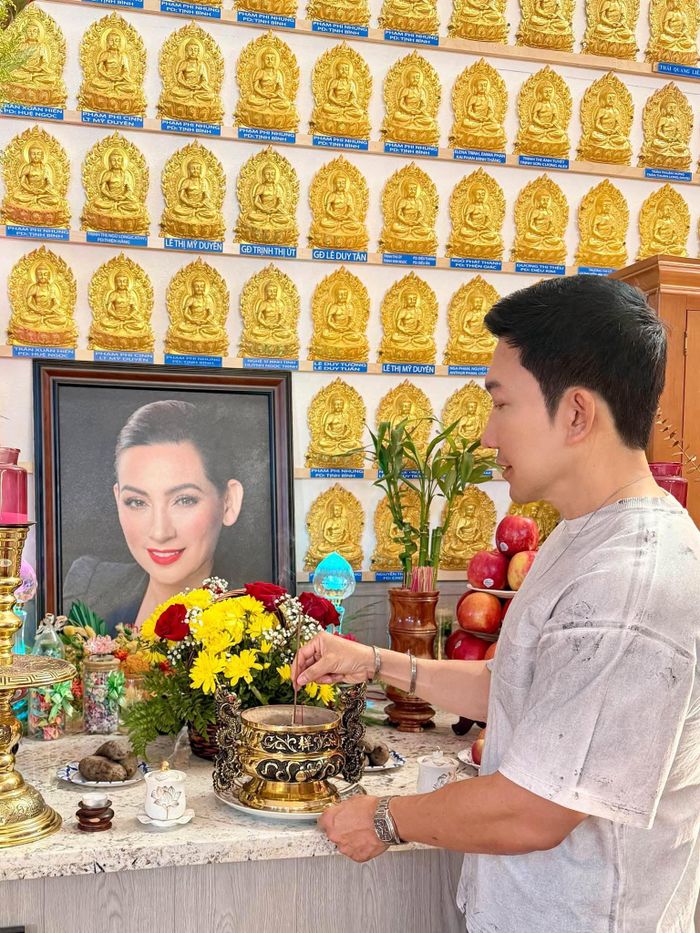 Chuyên gia trang điểm Nhật Bình mang khoai lang - món khoái khẩu của danh ca Phi Nhung sinh thời - đến viếng chị.