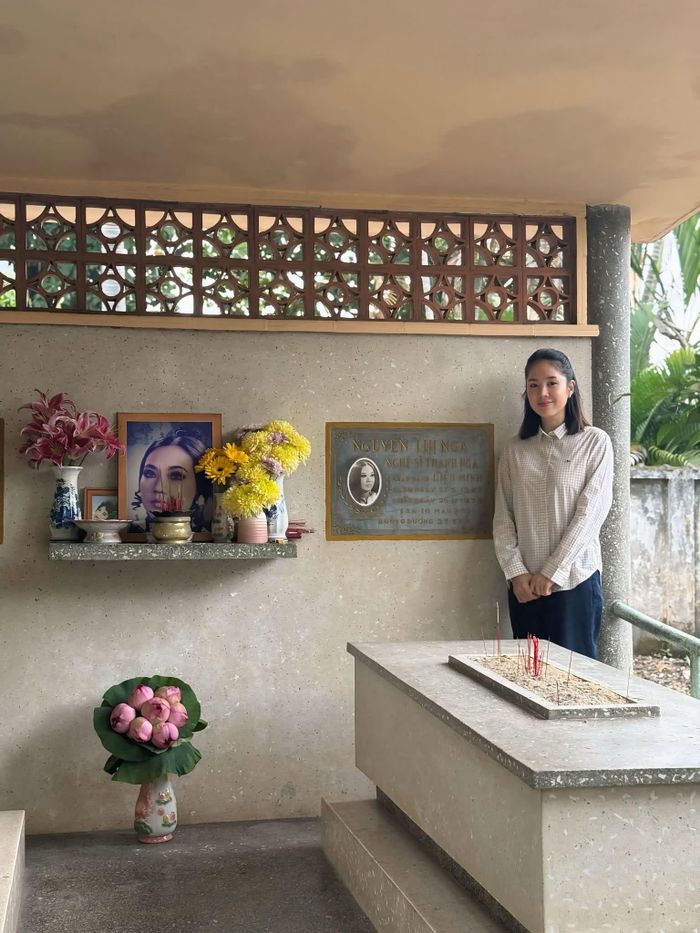 Diễn viên Lê Phương viếng mộ cố NSƯT Thanh Nga.
