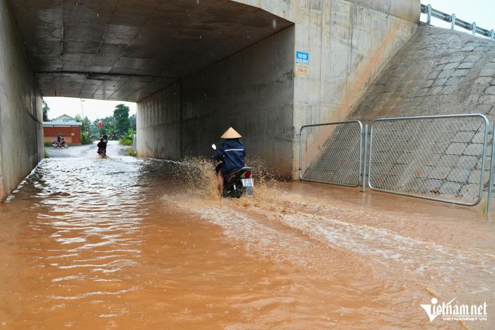 Hầm chui cao tốc Biên Hòa - Vũng Tàu (qua phường Phước Tân, TP Đồng Nai) bị ngập. Ảnh: Hoàng Anh