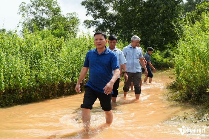 Ông Nguyễn Quốc Vương, Phó chủ tịch UBND phường Phước Tân (áo xanh), cùng các đơn vị khảo sát tình hình ngập lụt ven sông Buông. Ảnh: Hoàng Anh