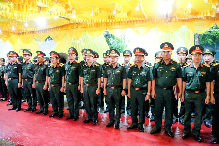 Đoàn công tác Bộ Tư lệnh Quân khu 3 và Bộ Chỉ huy Quân sự tỉnh Hưng Yên dự lễ công bố quyết định truy thăng quân hàm sĩ quan trước thời hạn đối với Trung tá Trần Văn Tùng