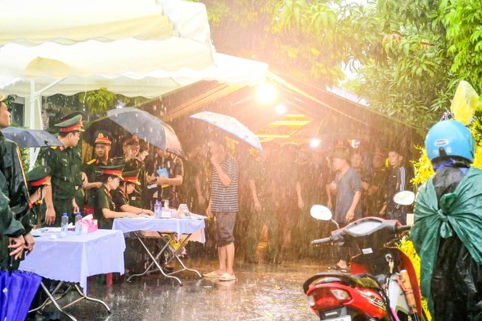 Ngày 14/9, trong cơn mưa lớn tại xã Vũ Thư, tỉnh Hưng Yên, người thân, đồng đội và người dân đến tiễn biệt Trung tá Trần Văn Tùng, người hy sinh khi lao xuống sông Trà Lý cứu người