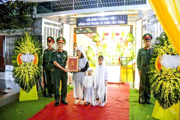 Trung tướng Lương Văn Kiểm, Tư lệnh Quân khu 3 trao quyết định truy thăng quân hàm sĩ quan trước thời hạn cho thân nhân Trung tá Trần Văn Tùng