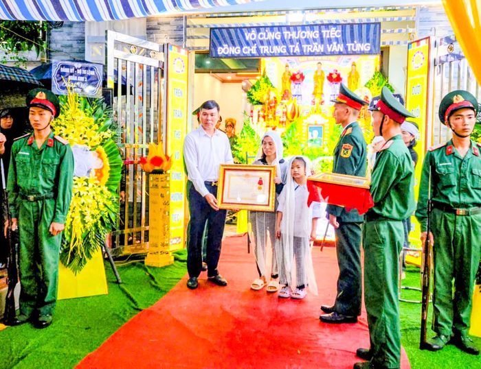 Thừa ủy quyền của Chủ tịch nước, Phó Chủ tịch UBND tỉnh Hưng Yên Nguyễn Lê Huy trao Huân chương Dũng cảm truy tặng Trung tá Trần Văn Tùng cho thân nhân của Trung tá