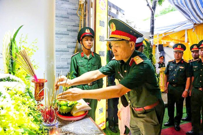 Cơn mưa lớn khiến không khí tang lễ Trung tá Trần Văn Tùng càng thêm trầm lắng. Người thân, đồng đội và người dân vẫn kiên nhẫn đội mưa chờ vào viếng