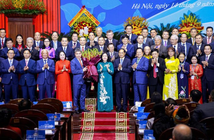 Lãnh đạo, nguyên lãnh đạo Đảng, Nhà nước chúc mừng 97 đại biểu được Đại hội tín nhiệm bầu vào Ban Chấp hành Liên hiệp các tổ chức hữu nghị Việt Nam nhiệm kỳ mới.