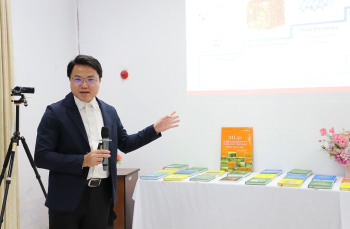 TS Phan Đức Anh, Trung tâm Đổi mới sáng tạo và Công nghệ Vật liệu, Trường Đại học VinUni, trình bày bài giảng “Kỷ nguyên mới trong khám phá vật liệu: AI, Vật lý và Mô phỏng”. Ảnh: BTC