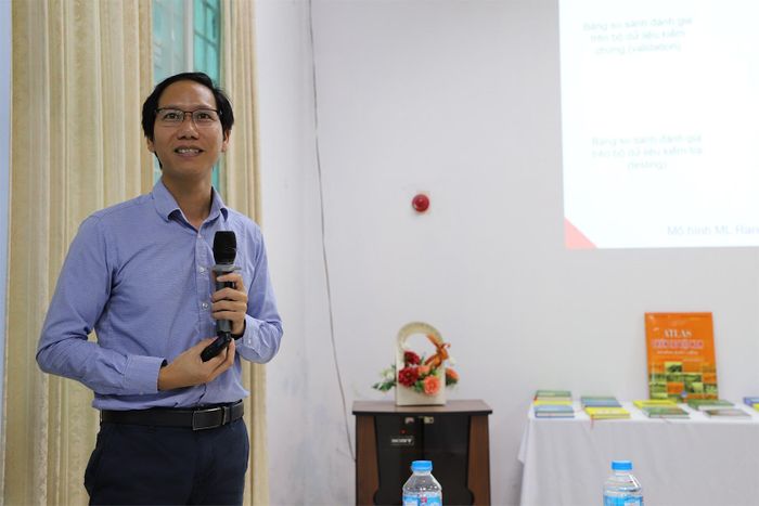 PGS.TS Lê Văn Lịch, Trung tâm Đổi mới sáng tạo và Công nghệ Vật liệu, Trường Đại học VinUni, trình bày bài giảng “Vật lý nano và trí tuệ nhân tạo: Từ hiện tượng vật lý đến công nghệ chẩn đoán thông minh”. Ảnh: BTC
