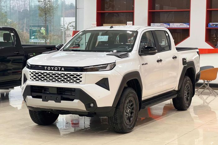 Toyota Hilux Pro 4x2 cũng có thể được xem là đối thủ của Triton 4WD AT Premium. Ảnh: Đại lý Toyota
