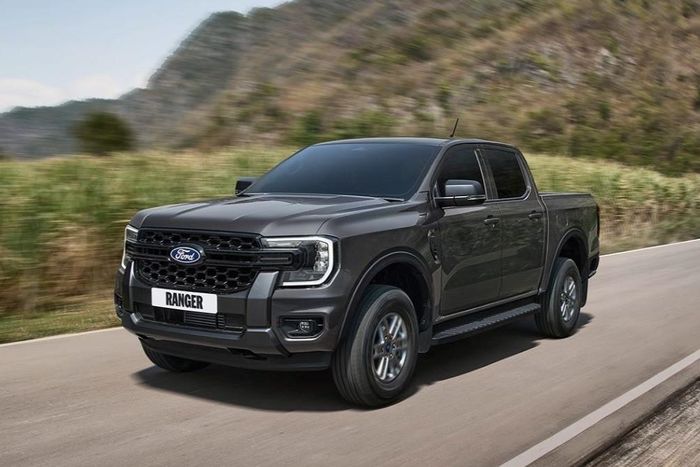 Mitsubishi Triton 4WD AT Premium sẽ cạnh tranh trực tiếp với Ford Ranger XLS 4x4 AT. Ảnh: Ford Việt Nam