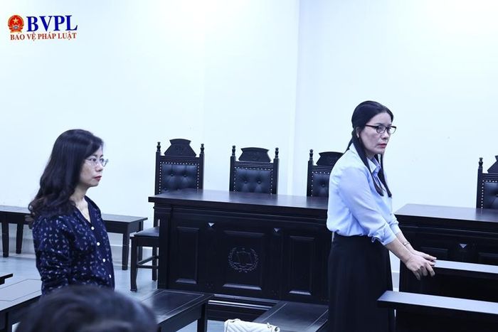  Bị cáo Nguyễn Thị Bình (phải) bị cáo Phạm Thị Minh Nguyệt đứng nghe HĐXX tuyên án.
