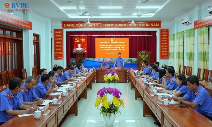 Đồng chí Phạm Xuân Minh, Viện trưởng VKSND TP Cần Thơ phát biểu tại cuộc làm việc với Đoàn Kiểm tra VKSND tối cao tại đơn vị.