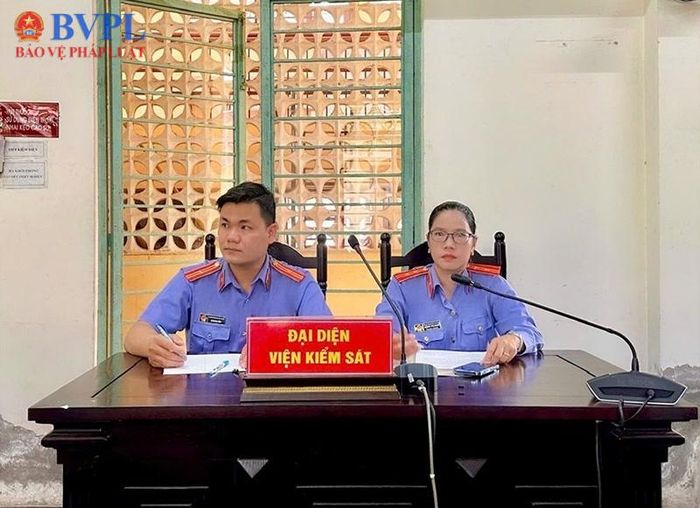  Đồng chí Đặng Thị Đam, Phó Viện trưởng (bên phải) và đồng chí Lê Hoàng Vĩnh, Kiểm sát viên thực hành quyền công tố và kiểm sát xét xử tại phiên tòa.