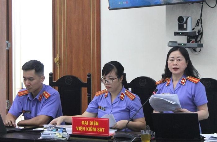 Đồng chí Lê Thị Thùy Hương, Trưởng phòng 1, VKSND tỉnh Sơn La thực hành quyền công tố tại phiên tòa.