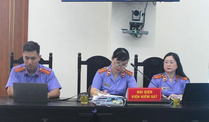 Kiểm sát viên Phòng 1, VKSND tỉnh Sơn La làm nhiệm vụ tại phiên tòa.