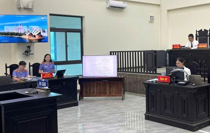 Kiểm sát viên công bố chứng cứ bằng hình ảnh tại phiên tòa.