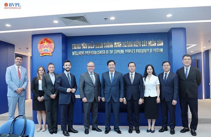  Thành viên hai đoàn tại Trung tâm Điều hành thông minh của ngành Kiểm sát nhân dân.