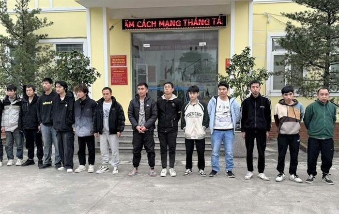 Hai bị can Nguyễn Văn Trung, Vũ Văn Tùng cùng nhóm người Trung Quốc nhập cảnh trái phép bị lực lượng chức năng phát hiện.