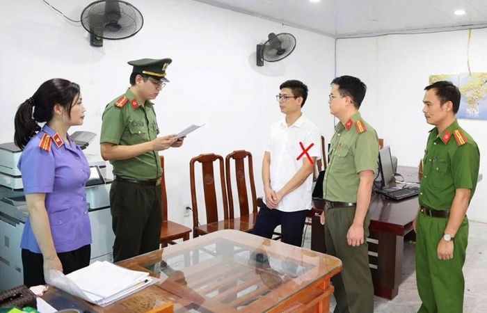 Kiểm sát viên kiểm sát việc thi hành Lệnh khám xét nơi làm việc của Đàm Đình Mạnh, Giám đốc Công ty cổ phần xây dựng CTT. Ảnh: CAPT