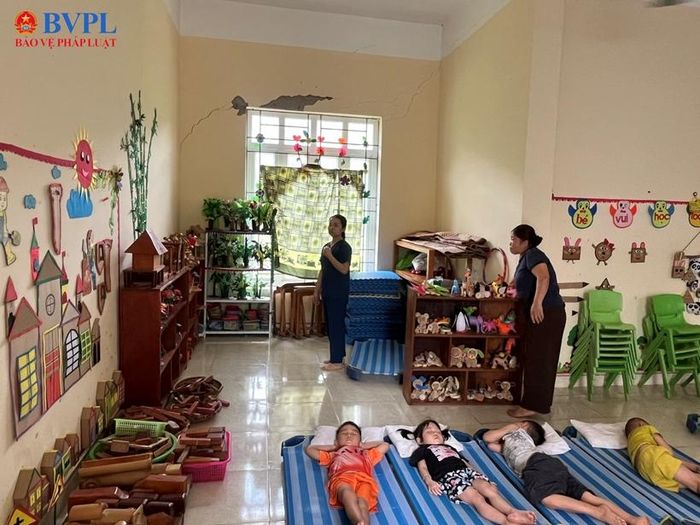  Ngay trong khu vực học tập của các em nhỏ cũng xuất hiện nhiều vết nứt dài.