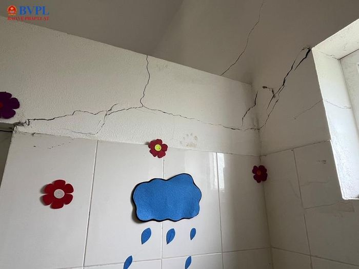  Vết nứt chằng chịt ở nhiều vị trí.