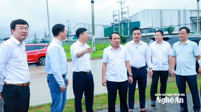 Phó Chủ tịch Thường trực HĐND tỉnh Dương Đình Chỉnh khảo sát tại KCN WHA Industrial Zones. Ảnh: Thành Duy
