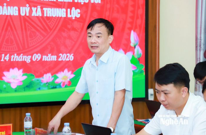 Đồng chí Đinh Hồng Vinh - Bí thư Đảng ủy, Chủ tịch HĐND xã phát biểu tại cuộc làm việc. Ảnh: Thành Duy