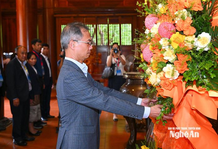 Đồng chí Đặng Xuân Thanh - Phó Chủ tịch Viện Hàn lâm Khoa học Xã hội Việt Nam dâng hoa tưởng niệm Chủ tịch Hồ Chí Minh. Ảnh: Thành Cường